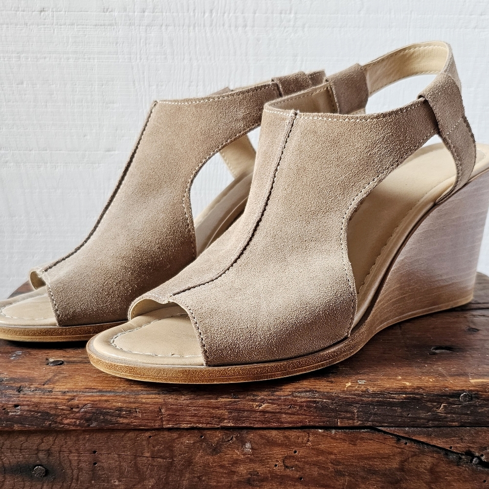 Sophia Milano tan suede peep toe sling back wedge sandles women's size 9.